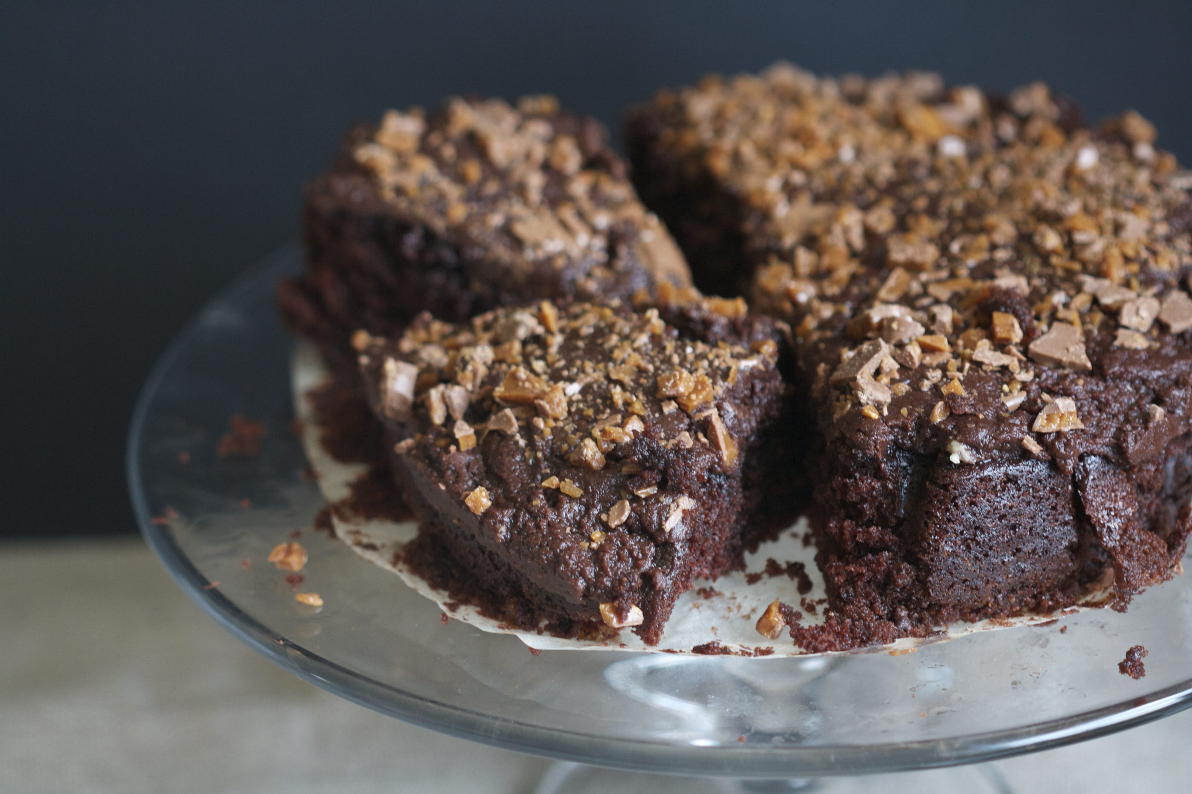 recipe-gooey-chocolate-daim-cake